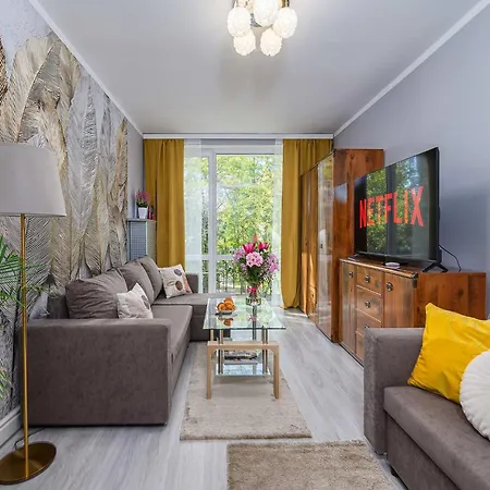 Lush Flat In Center *