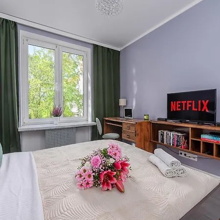 Lush Flat In Center *