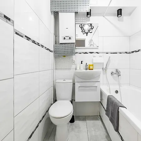 Lush Flat In Center *