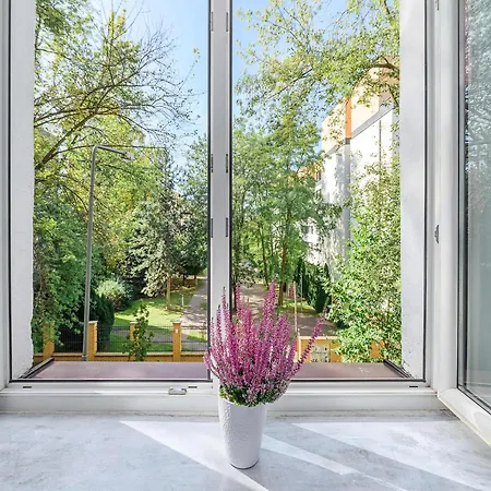 Lush Flat In Center